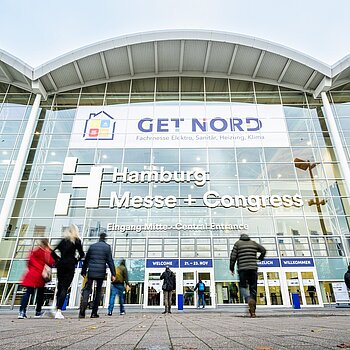 Haupteingang des Hamburg Messe und Congress Zentrums mit großem Banner zur Fachmesse GET NORD. Mehrere Personen bewegen sich auf den Eingang zu