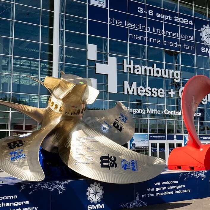 „Außenbereich der Hamburg Messe mit SMM‑Skulpturen vor dem Messe‑Eingang.“
