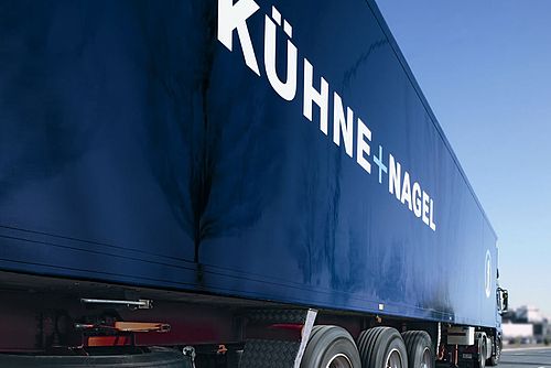 LKW mit der Aufschrift "Kühne und Nagel"